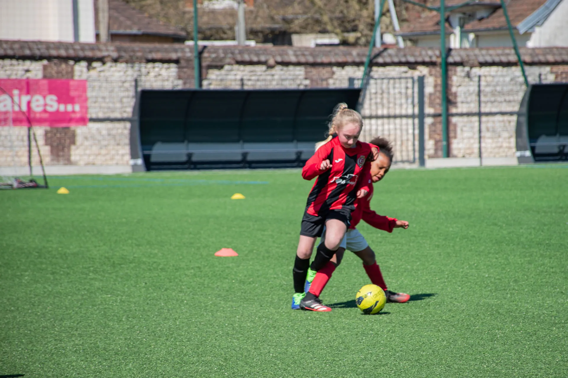 Sport, deux joueuses de foot en action à Mont-Saint-Aignan en Seine maritime